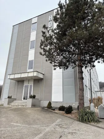 City Hotel B&B, Reception 24 7, 800m od-from R1, Free Parking