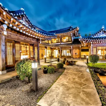 Jeju Hanok Hotel Hallagung Hotels near Walart Museum