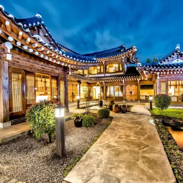 Jeju Hanok Hotel Hallagung Отели рядом с достопримечательностью «Водопад Вонан»