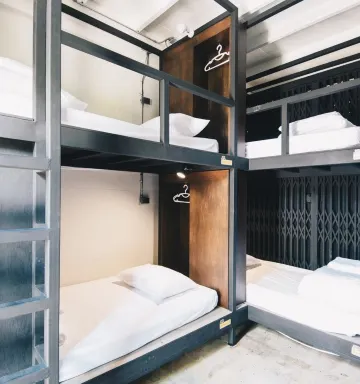 ห้องพักรวมชายหญิงแบบ 8 เตียง