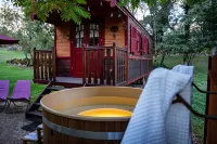 Le Roulottes du Petit Gouffre de Padirac Avec Spa Hotels in Loubressac