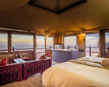 Moon Mountain Lodge Hotels in Solitaire