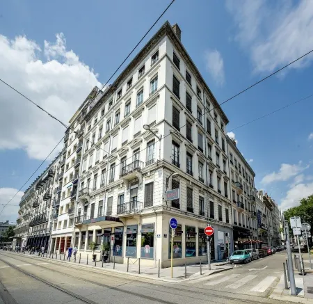 Hotelo Lyon Charité Отели рядом с достопримечательностью «Flower Tree»