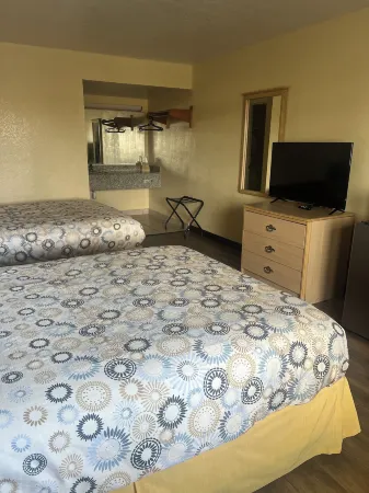 Hole Inn the Wall Hotel - Fort Walton Beach - Sunset Plaza - Nearby Beaches & Hurlburt