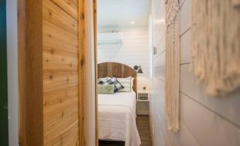 The Honeycomb-Tiny Container Home 12 Min. to Magnolia/Baylor