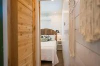 The Honeycomb-Tiny Container Home 12 Min. to Magnolia/Baylor Hotels in Elm Mott