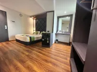 Glitz Hotels the Pacific - Nr Solitaire Corporate Park
