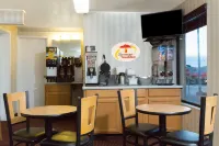 Super 8 by Wyndham Evanston - Desayuno