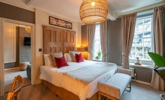 The George Inn & Plaine