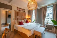 The George Inn & Plaine