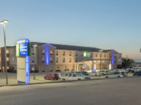 Holiday Inn Express & Suites N WACO AREA - WEST by IHG Hotels in West
