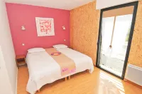 Auberge des VoyaJoueurs Hotels in Taupont