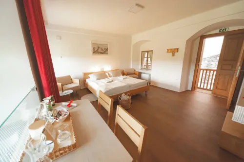 Rooms & Apartments Podsreda Castle Hôtels à : Municipality of Krsko
