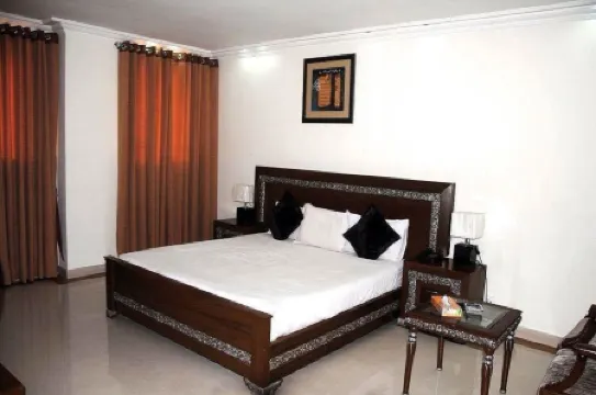 British Hotel Отели рядом с достопримечательностью «Юниверсити Колледж Лахор»