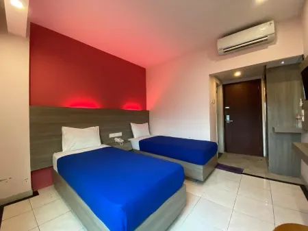 Hotel Kharisma Отели в г. Мадиун