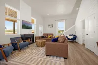 The Family Roost - warm, stylish new Barndo rolling hills & Rocky Mountain Views