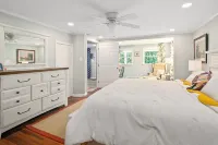 Rustic Farmhouse with Pool/hot tub/fire pits/6.5 acres Mountain Views