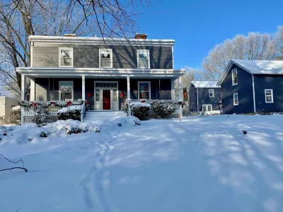 Family Farmhouse Inn Các khách sạn gần Woodstock Museum