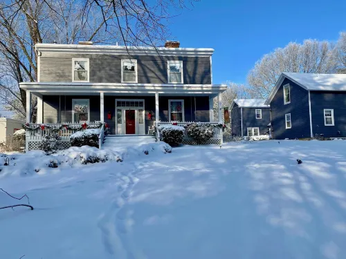 Family Farmhouse Inn Hotels in Mount Jackson