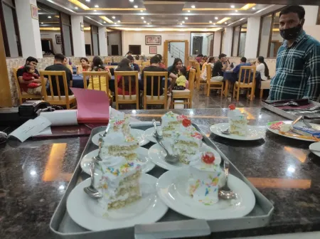 Uttarakhand Resort Отели в г. Каусани