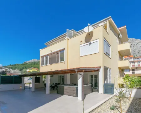 Apartment Dora Hotels in Duce