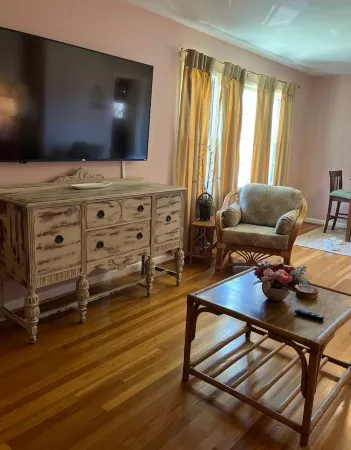 Betty's Place Charming 2-bedroom house in Oneonta with WiFi Close to Restaurants Отели в г. Онеонта