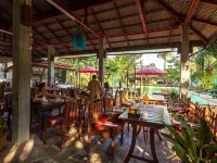 Lanta Klong Nin Beach Resort Hotels near Mai Kaew