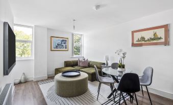 Luxurious 2 Bedroom Apartment with Free Parking
