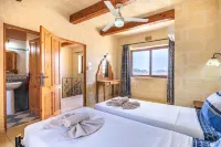 Ta Guljetta Villa Sleeps 8 with Pool - parking