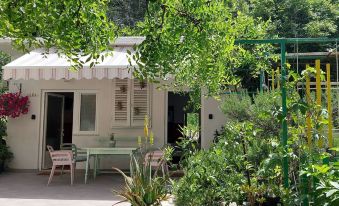 Studio Apartments Roza - A Charming Oasis in the Centre of Makarska