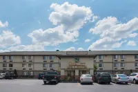Quality Inn & Suites Detroit Metro Airport Hotels in Romulus