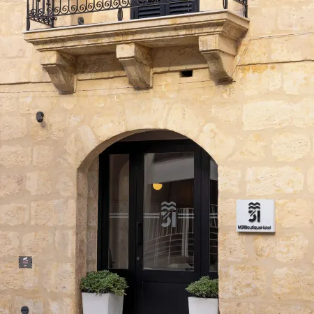 M31Boutique Suites Отели рядом с достопримечательностью «Пляж Голден-Бэй»