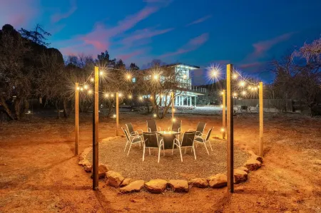 NEW Moondance Majestic Mini Cabin Cathedral Rock Отели рядом с достопримечательностью «Катедрал Рок»