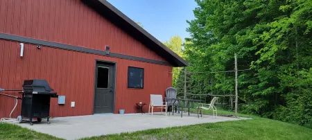 Cozy new built home for 2, country living with city near by