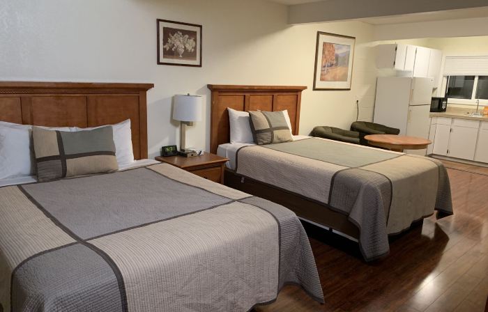 Townhouse Inn & Suites
