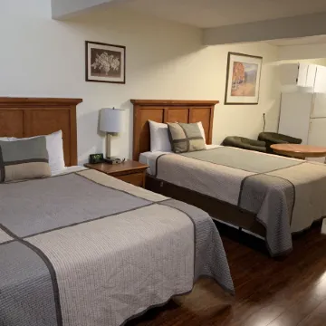 Townhouse Inn & Suites