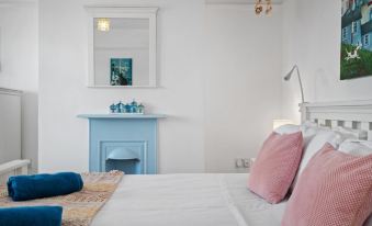 Ruby Cottage - Beachside Cottage with Views