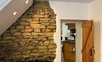 Quaint High Street Cottage in Northampton