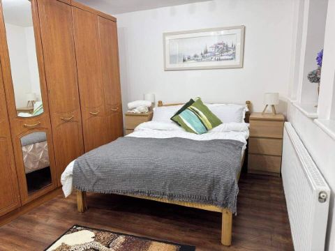 Contemporary 2Bed House with Parking