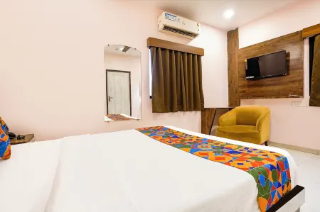 Fabhotel Tawakkal Отели рядом с достопримечательностью «Paras Dham Temple»