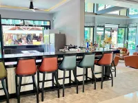โรงแรมเขาสก ริเวอร์ลอดจ์ - ที่มีบาร์