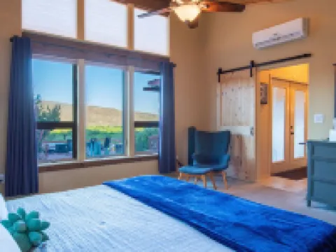 Stargazer Bungalow Near Sedona • Pool • Hot Tub • King Bed Hotels in Cornville