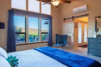 Stargazer Bungalow, Hot Tub, Pool, King Bed, Views, and No Checkout Chores!