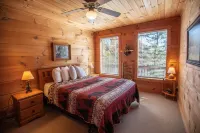 Rustic Ridge a Cozy 4-bedroom cabin w/ pool table & hot tub in adorable Townsend