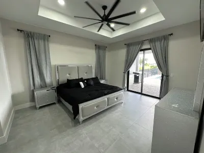 Spacious 4-bedroom house in gorgeous Cape Coral with WiFi, AC Hotels near Seahawk Park