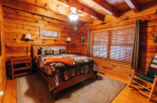 Serenity on Cedar-Lakefront Log Cabin Splendor, 10 Boats, Foosball & Hot Tub