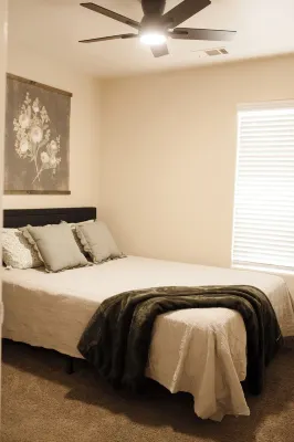 3-bedroom house in wonderful Bakersfield with WiFi, AC โรงแรมในเบเกอร์สฟีลด์