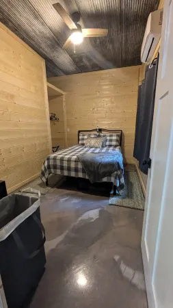 Cozy 2-BR cabin with bonus loft bedroom by the Wine Trail in the Shawnee Forest!