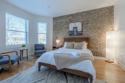 Chic Urban Stay: Queen Beds, Near Train, EV Charge 월마트 슈퍼센터 주변 호텔