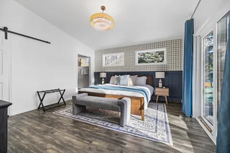 Lake Front ~ Firepit ~ Kayaks ~ SUPs ~ Yard Games